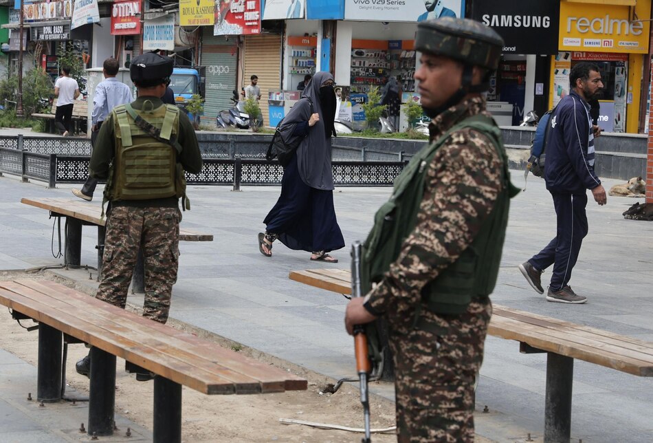 Enfrentamientos continúan por décima noche consecutiva en la frontera India-Pakistán