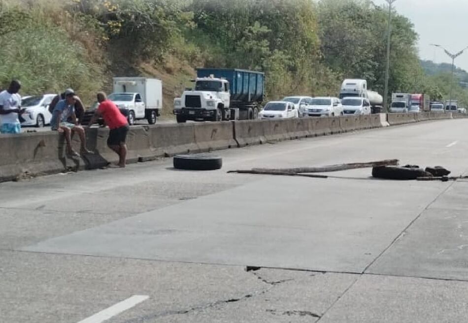 Reabren la autopista Panamá-Colón cerca de la comunidad de Kuna Nega