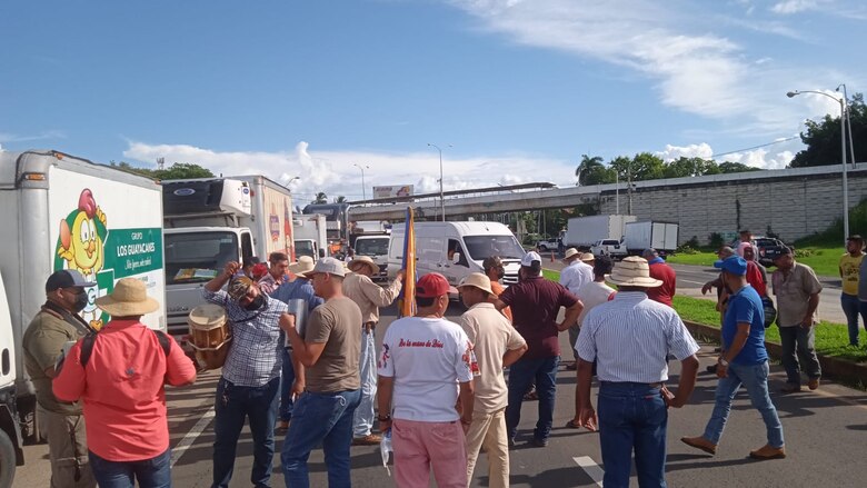 Transportistas protestan en Chiriquí, Los Santos y Divisa; demandan acciones frente al costo del combustible
