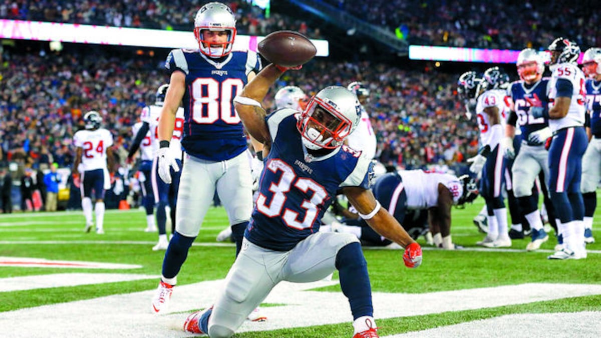 Dion Lewis anotó para los Patriots con una corrida de una yarda, un pase de 13 yardas y también celebró otro ‘touchdown’ con una devolución de 98 yardas.