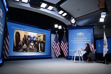 ‘Quiero escucharlos’, dice vicepresidenta Kamala Harris a líderes comunitarios de Guatemala