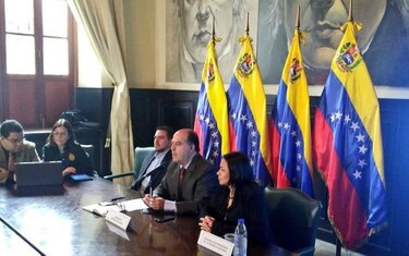 Oposición venezolana muestra evidencia de votos manipulados