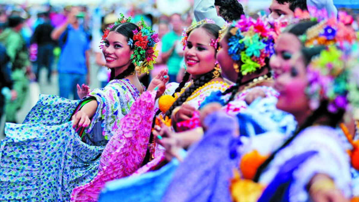 La pollera, como símbolo de panameñidad, se paseó majestuosa por las calles chorreranas.
