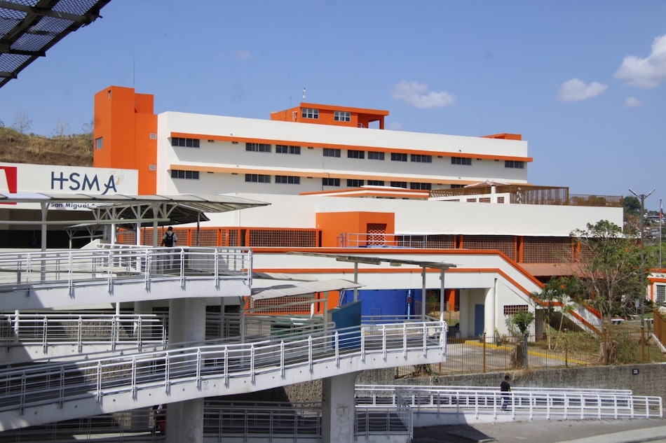 Personal del hospital San Miguel Arcángel, en un paro de labores indefinido