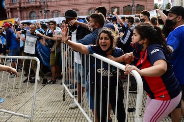 Miles y miles de argentinos desfilan ante el féretro de Maradona
