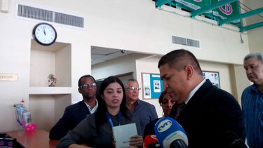 Funcionarios del TE dejan en oficinas de CD notificación para levantar fuero a Martinelli