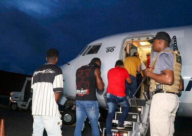 Panamá retorna a 42 colombianos, 2 con antecedentes penales