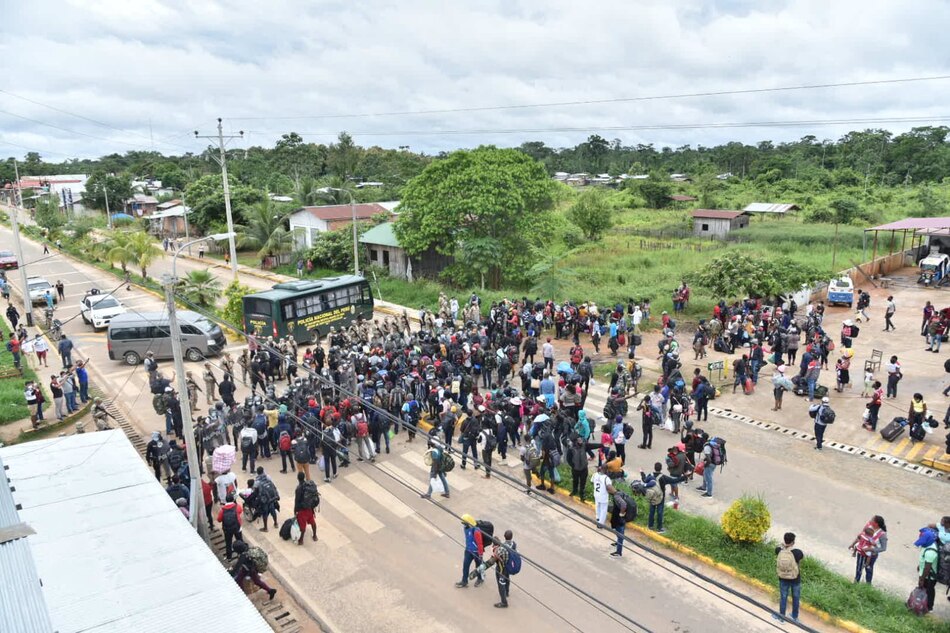 Cientos de migrantes haitianos llevan seis días varados en la frontera de Brasil con Perú