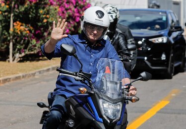 Jair Bolsonaro reaparece en Brasilia tras curarse de coronavirus