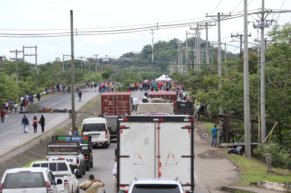 Cierres paralizan el transporte de carga