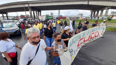 Manifestantes se enfrentan a antimotines en Colón