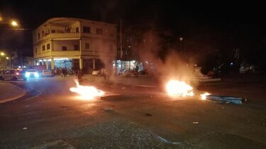 Cierran calles, queman llantas y prenden fuego a la casa Wilcox en Colón