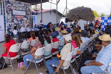 Canal de Panamá entrega títulos de propiedad a 230 familias de la cuenca