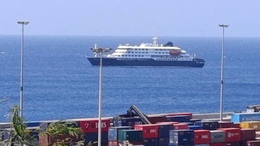 El enojo y resignación en Tenerife ante la llegada del barco que transporta los pasajeros con hantavirus