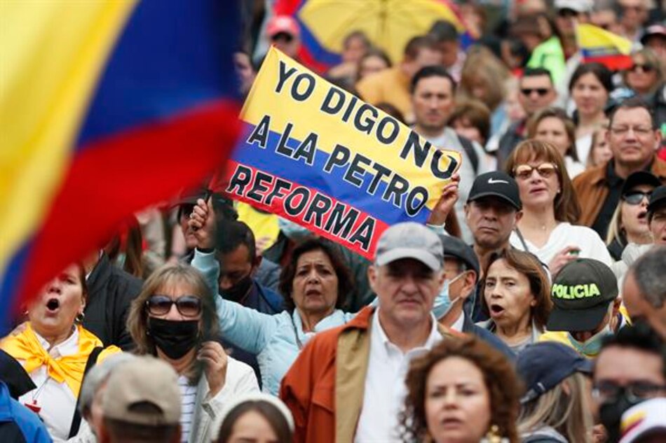Miles de personas protestan en Colombia contra las medidas del Gobierno de Gustavo Petro