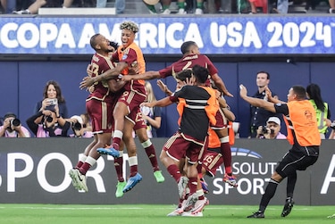 Rondón agranda su leyenda con un gol que clasifica a Venezuela y deja al Tri en llamas