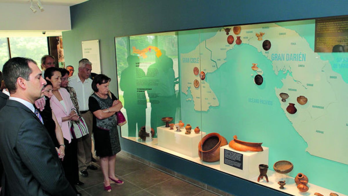 La exhibición cuenta con piezas precolombinas y coloniales.