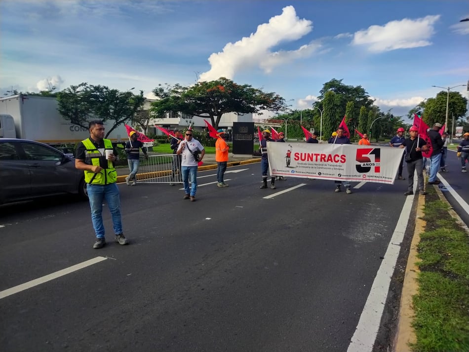Obreros del Suntracs cierran varias vías de la ciudad de Panamá y el interior del país