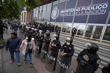 Presidente de Perú declara ante fiscalía por caso de supuesta corrupción
