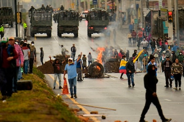 Miles de indígenas llegan a capital de Ecuador a protestar y destruyen tanqueta