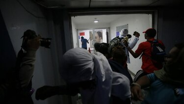 Se reanudan protestas contra reformas constitucionales; vandalizan sede del PRD