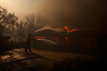 Un incendio sin control obliga al desalojo de más de 10,000 de personas en California, Estados Unidos