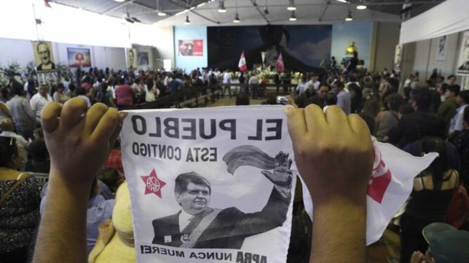 Militantes velan restos del expresidente Alan García en Perú
