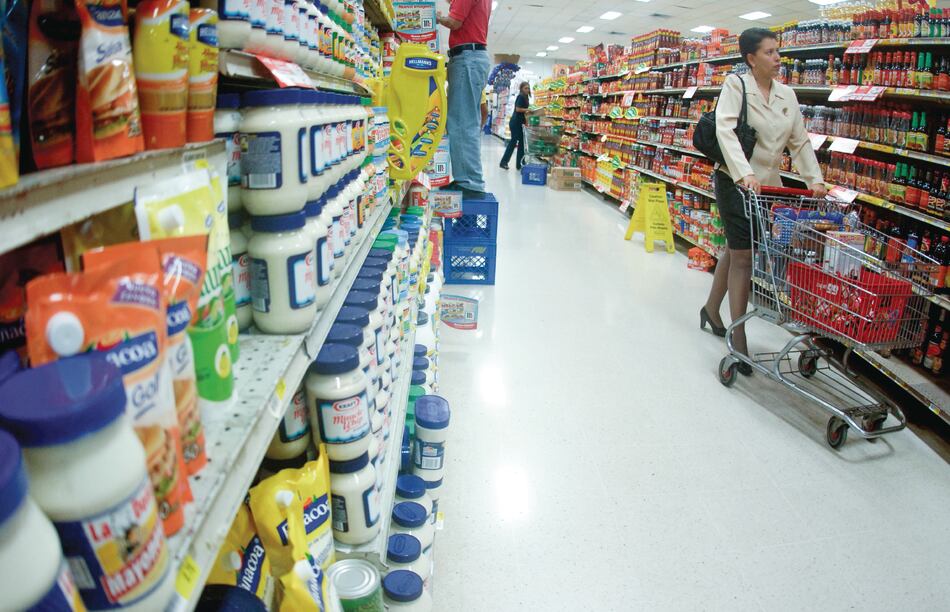 Canasta básica de alimentos vuelve a subir; mientras ministro desestima alzas
