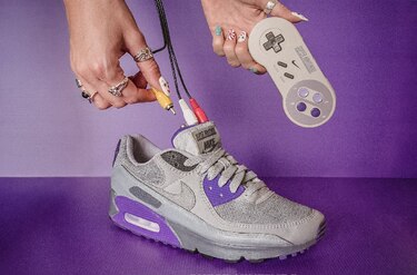 Jugar a Super Mario World desde una zapatilla Nike convertida en la videoconsola SNES