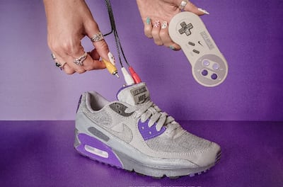 Jugar a Super Mario World desde una zapatilla Nike convertida en la videoconsola SNES