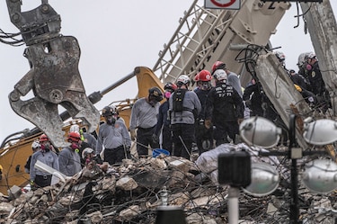 Suben a 28 los muertos por el derrumbe de Florida al reanudarse la búsqueda de sobrevivientes