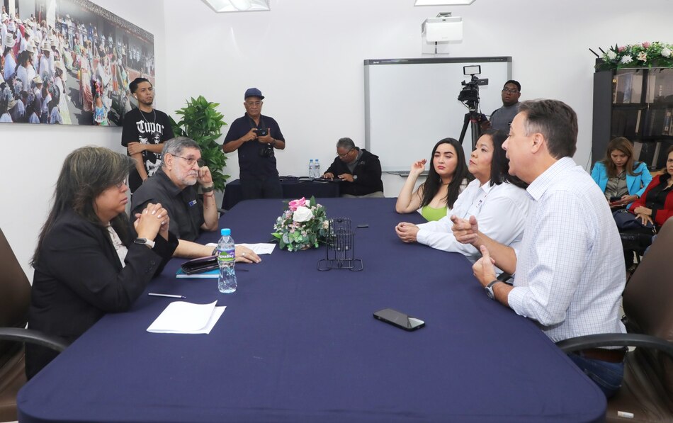 Candidatos presidenciales por la libre postulación acuerdan posiciones en la boleta de votación