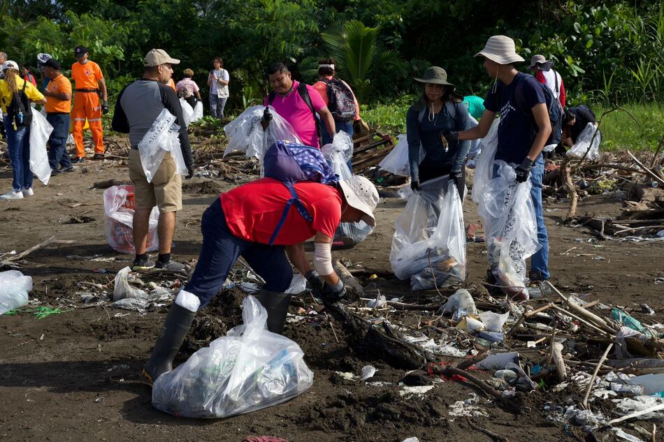 Voluntarios retiran 30 toneladas de desechos en limpieza de playa de Costa del Este