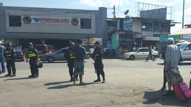 Migrantes abarrotan el sector de Paso Canoas