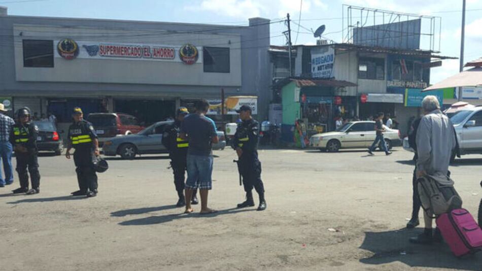Migrantes abarrotan el sector de Paso Canoas