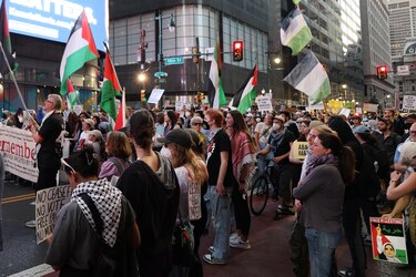 Ciudadanos propalestina marchan antes del debate contra ‘GenoTrump’ e ‘impostora’ Harris