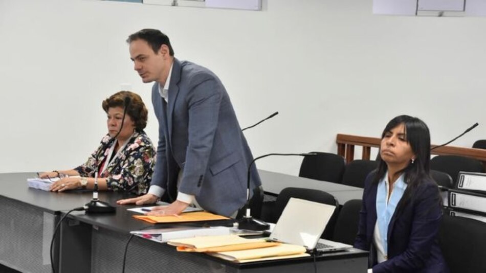 Juez prohíbe al esposo de Keiko Fujimori salir de Perú