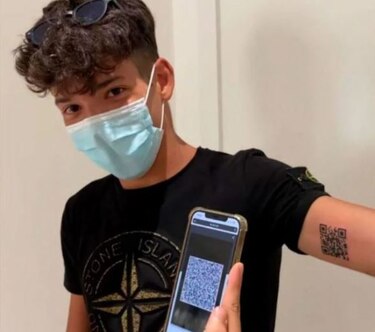 Un joven italiano se tatúa su pasaporte sanitario en el brazo
