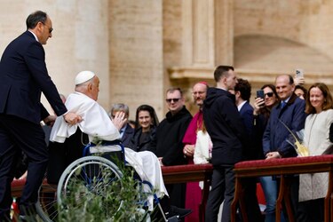 El papa aparece en la plaza de San Pedro para saludar a los fieles en el Domingo de Ramos