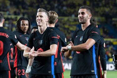 Dani Olmo y Ferran Torres mantienen líder al Barcelona