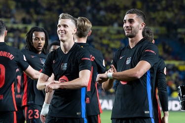 Dani Olmo y Ferran Torres mantienen líder al Barcelona