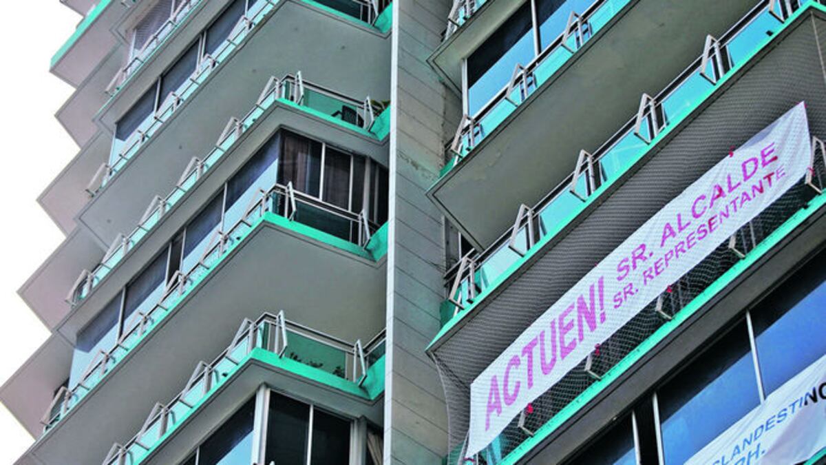 Los afectados por las construcciones en el piso 15 colocaron pancartas en el inmueble en las que piden a las autoridades actuar. Entre ellas, al alcalde del distrito de Panamá José Isabel