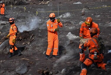 Aumentan a 99 los muertos por erupción de volcán en Guatemala