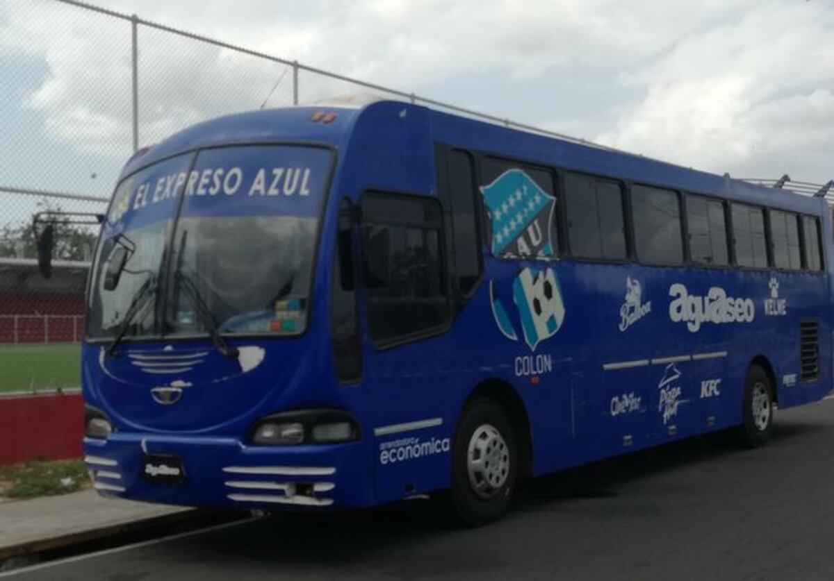 Árabe Unido llegó en su bus a práctica este martes en el Cascarita Tapia.