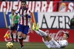 El Atlético golea al Madrid y se acerca a cuatro puntos