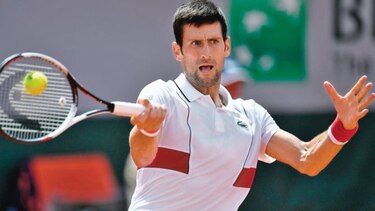 Djokovic supera muchos altibajos y avanza en Francia