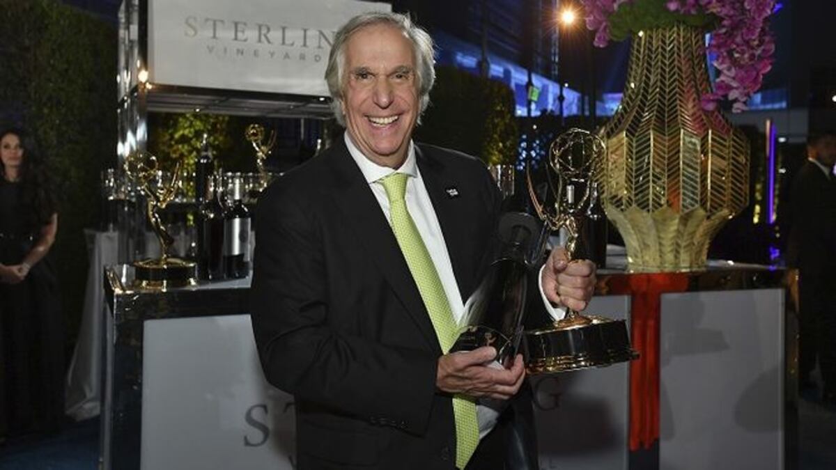 Henry Winkler, de 72 años, ganó el premio al mejor actor de reparto en una serie de comedia.