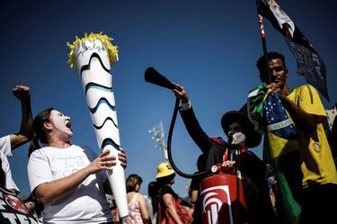 Protestas contra Temer y los Juegos en día inaugural de Río-2016