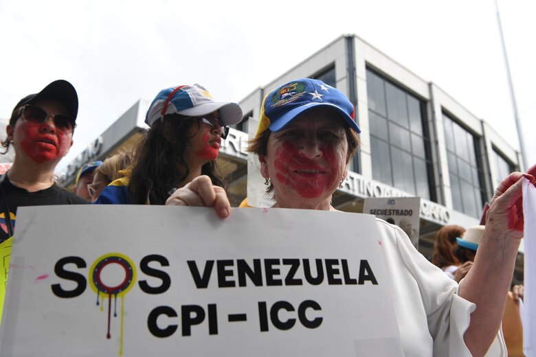 Venezolanos en Panamá se suman a movilización mundial pidiendo a la CPI acciones contra el gobierno de Maduro