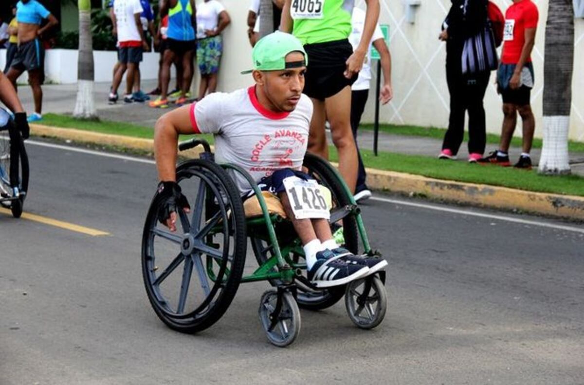 Álvarez y Ferris ganan en Carrera Caminata Sendero de Luz